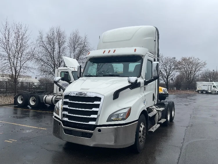 2021 Freightliner Cascadia - image 3