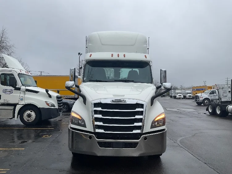 2021 Freightliner Cascadia - image 2