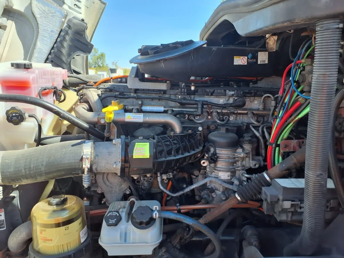 2018 Freightliner Cascadia - image 8