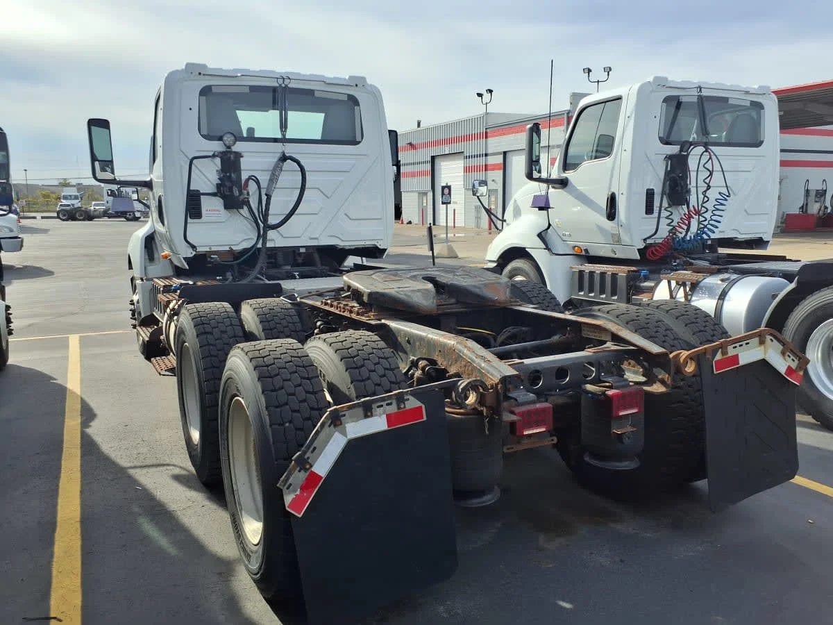 2019 International LT - image 4