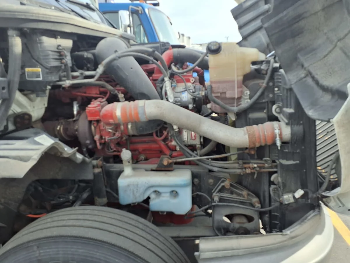 2019 International LT - image 12