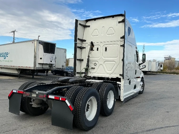 2022 Freightliner Cascadia - image 7