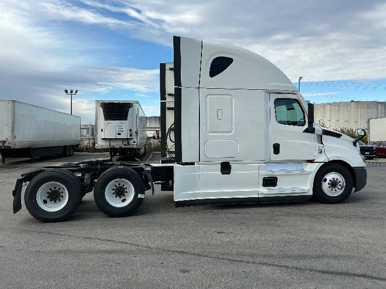 2022 Freightliner Cascadia - image 8