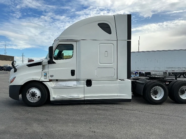 2022 Freightliner Cascadia - image 4