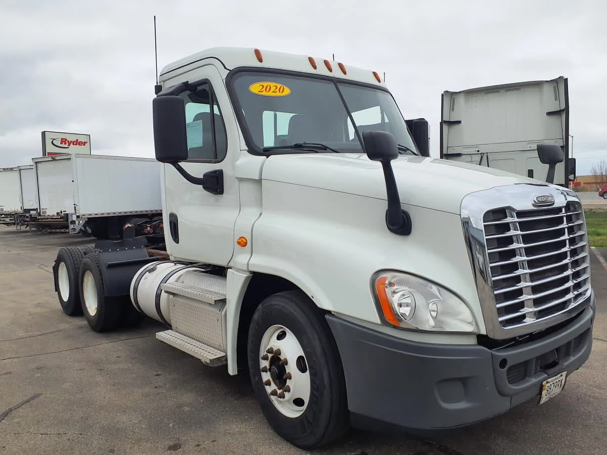 2020 Freightliner Cascadia in Oak Creek, WI — photo 3