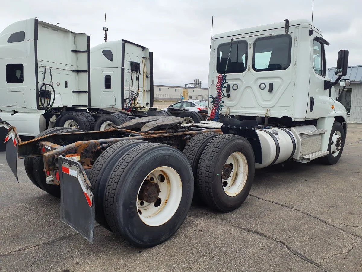 2020 Freightliner Cascadia in Oak Creek, WI — photo 4