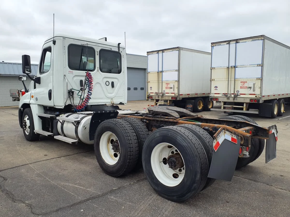 2020 Freightliner Cascadia in Oak Creek, WI — photo 6