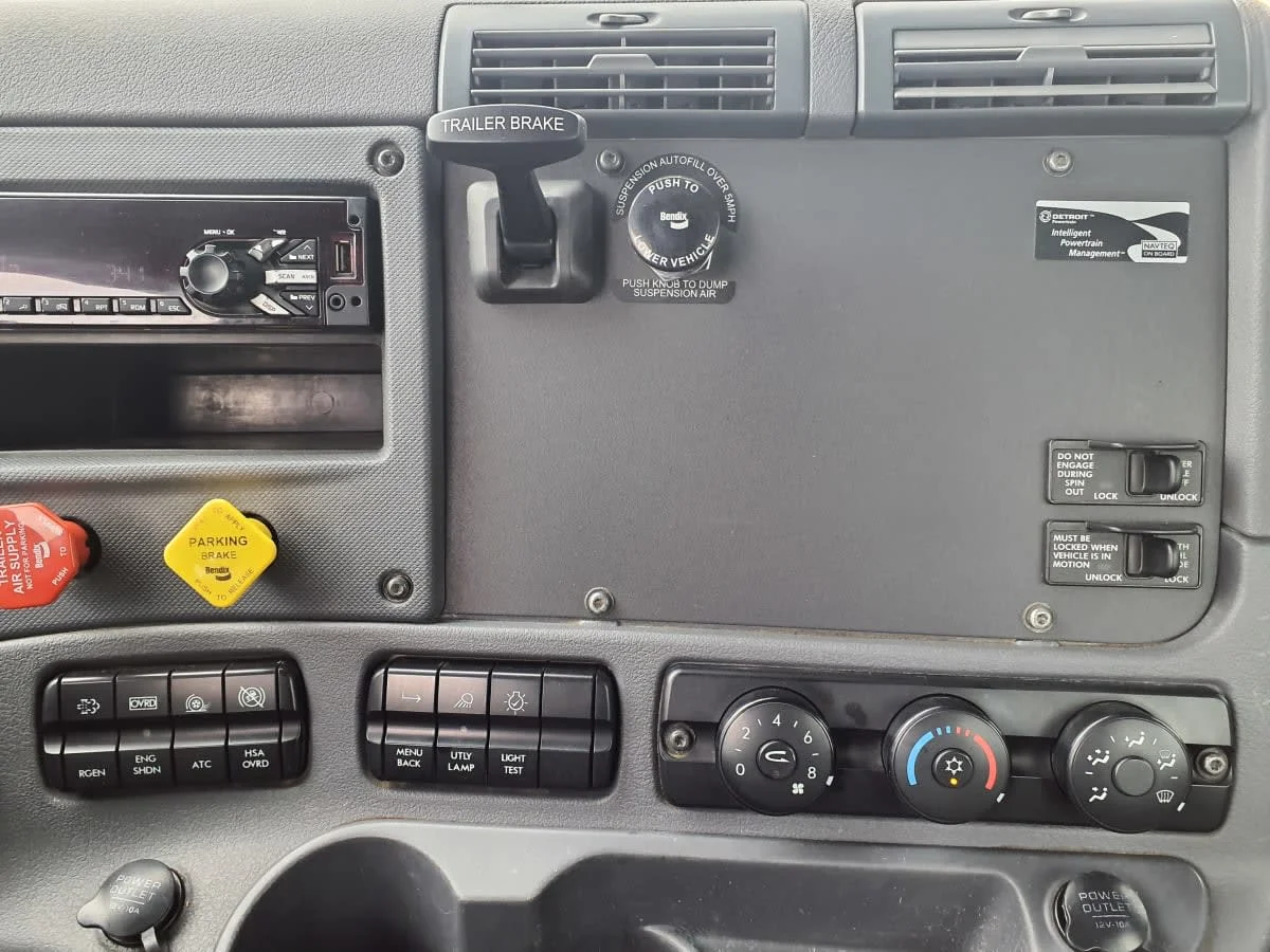 2020 Freightliner Cascadia in Oak Creek, WI — photo 10