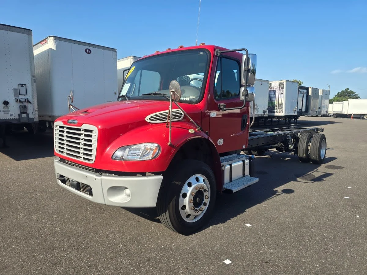 2019 Freightliner M2 106 in Tampa, FL — photo 3