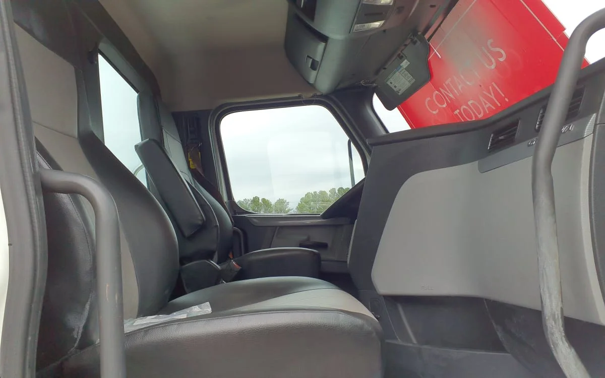 2021 Freightliner Cascadia in Birmingham, AL — photo 10