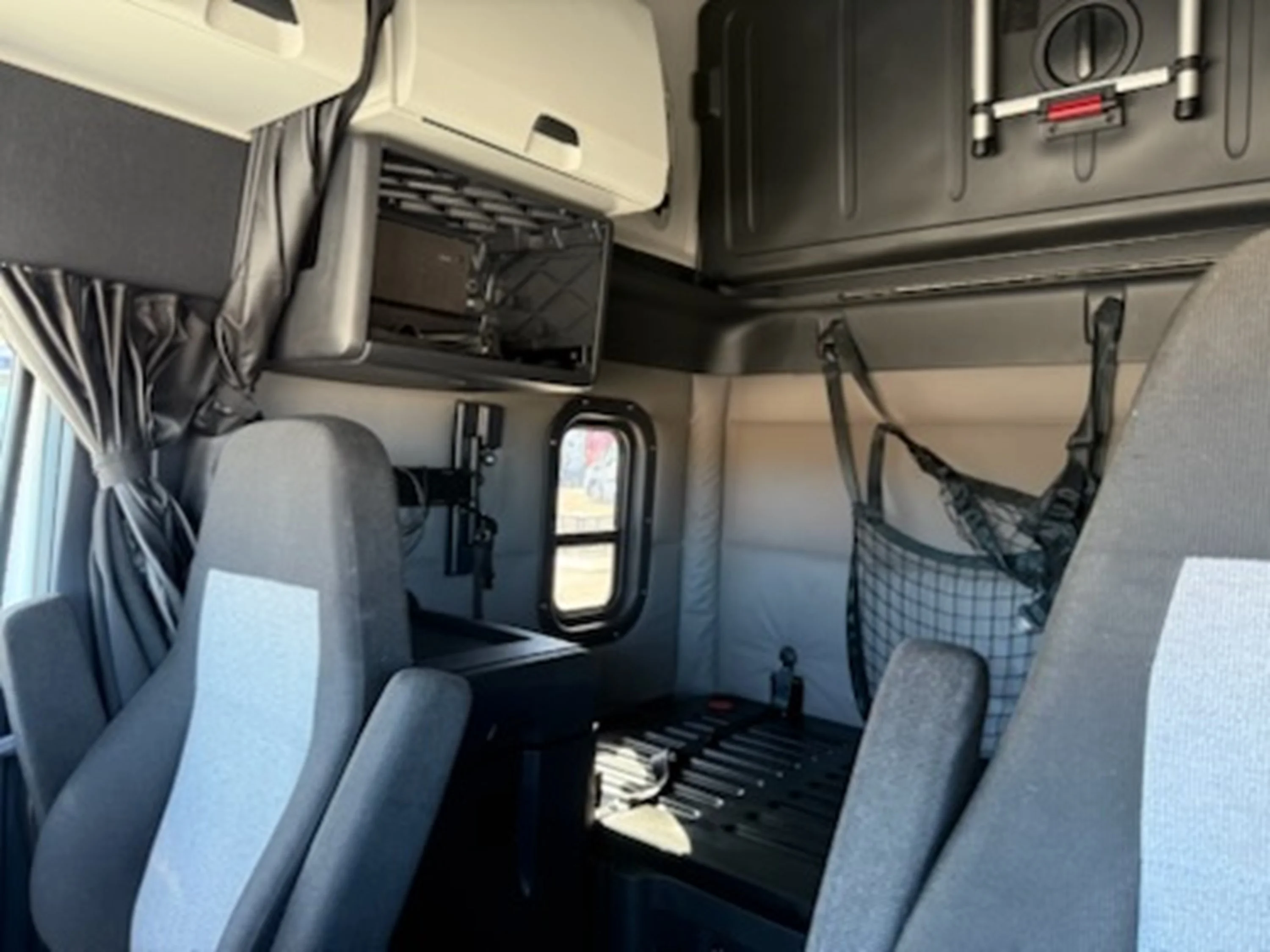 2021 Freightliner Cascadia - image 9