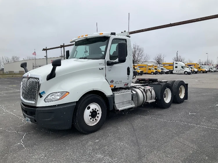 2018 International LT - image 3