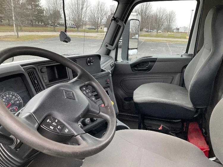 2018 International LT - image 10