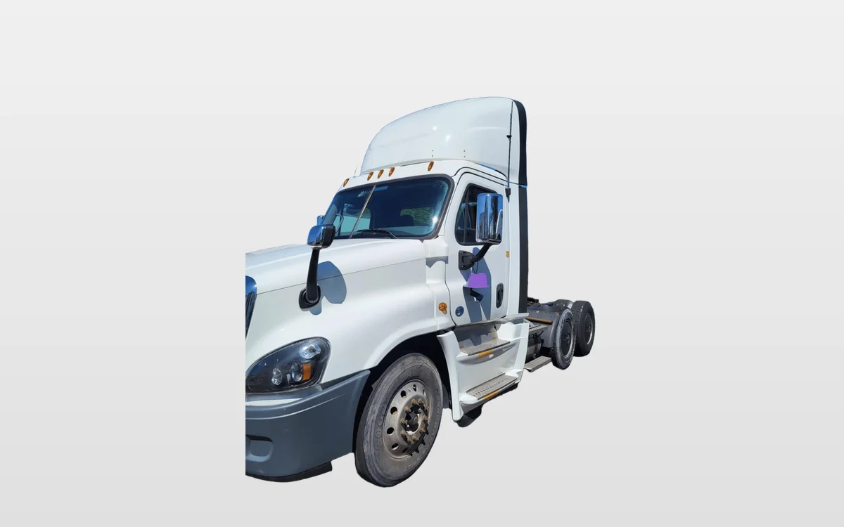 2020 Freightliner Cascadia - image 1