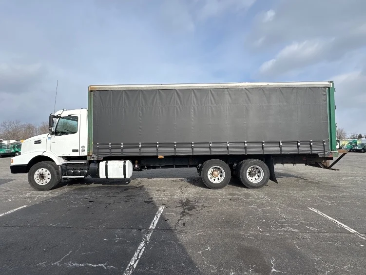2020 Volvo VHD 300 in Parsippany, NJ — photo 4