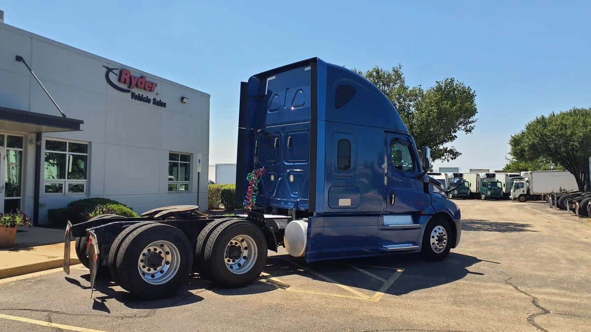2020 Freightliner Cascadia in Bolingbrook, IL — photo 4