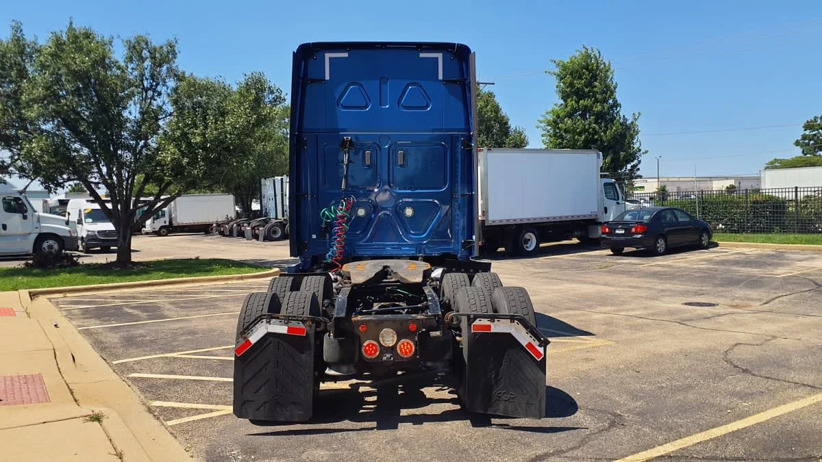2020 Freightliner Cascadia in Bolingbrook, IL — photo 5
