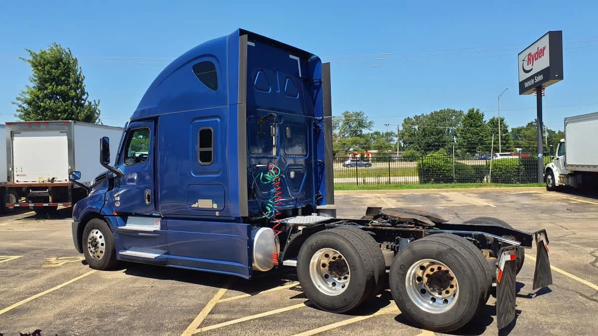 2020 Freightliner Cascadia in Bolingbrook, IL — photo 6