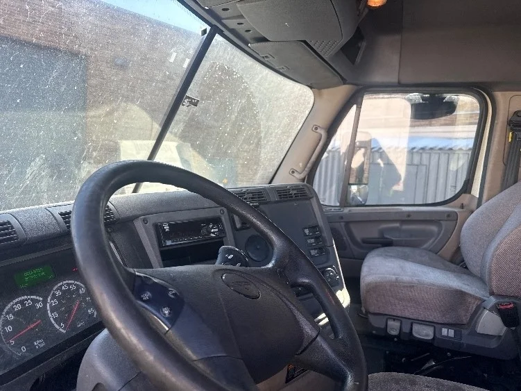 2019 Freightliner Cascadia - image 10