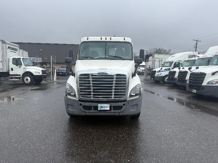 2019 Freightliner Cascadia - image 2