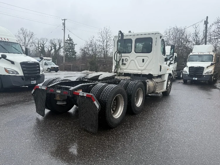 2019 Freightliner Cascadia - image 7