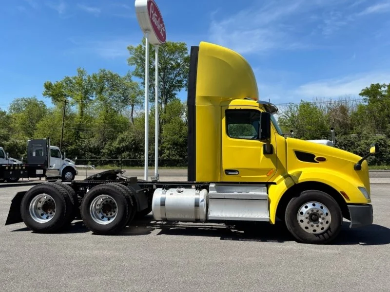 2021 Peterbilt 579 in Knoxville, TN — photo 3