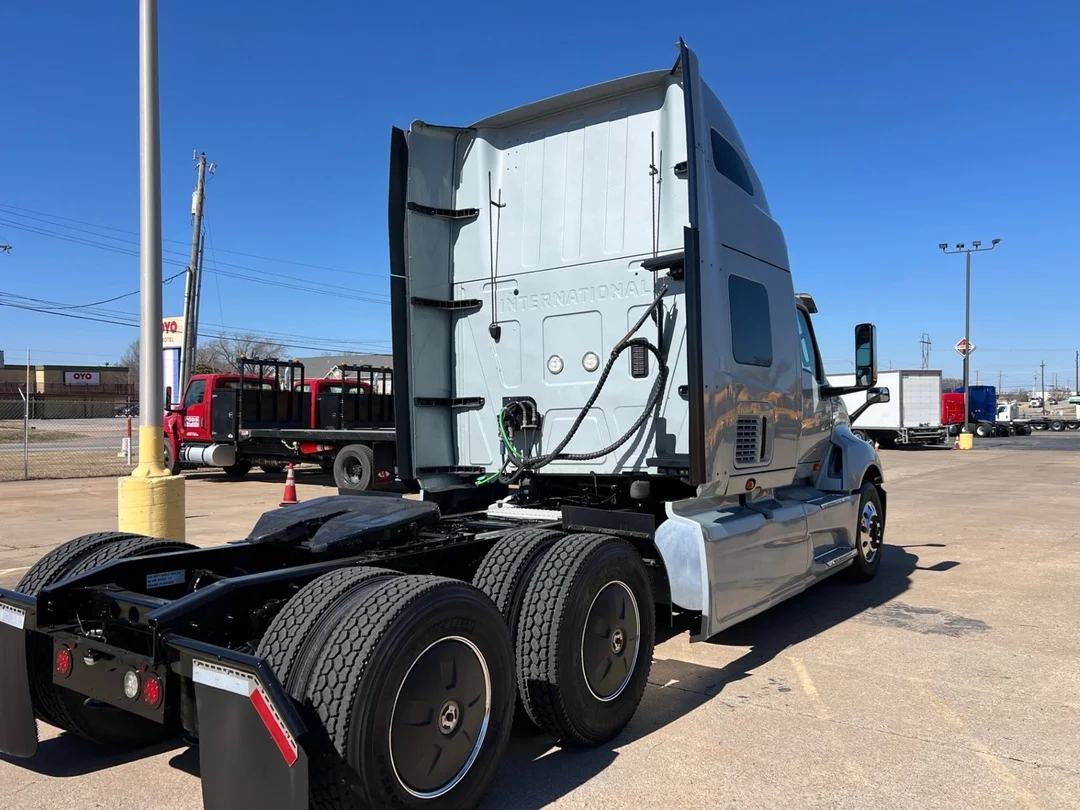 2023 International LT - image 11