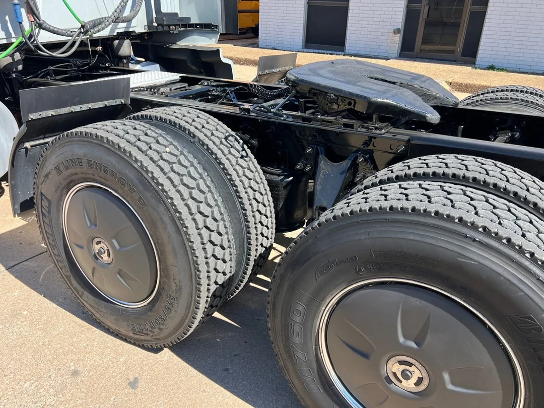 2023 International LT - image 2