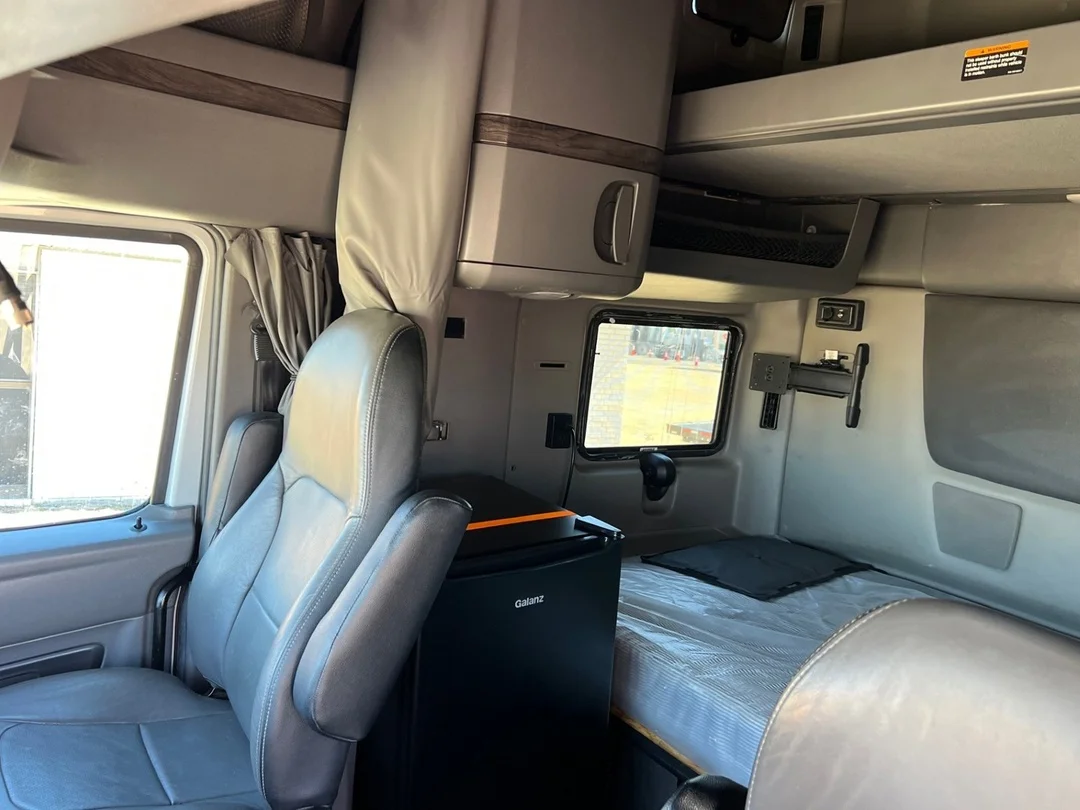 2023 International LT - image 5