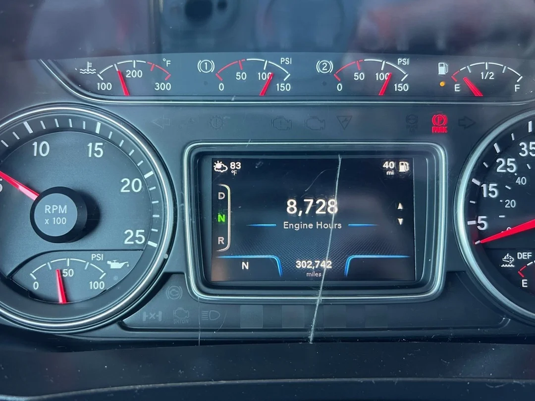 2023 International LT - image 13