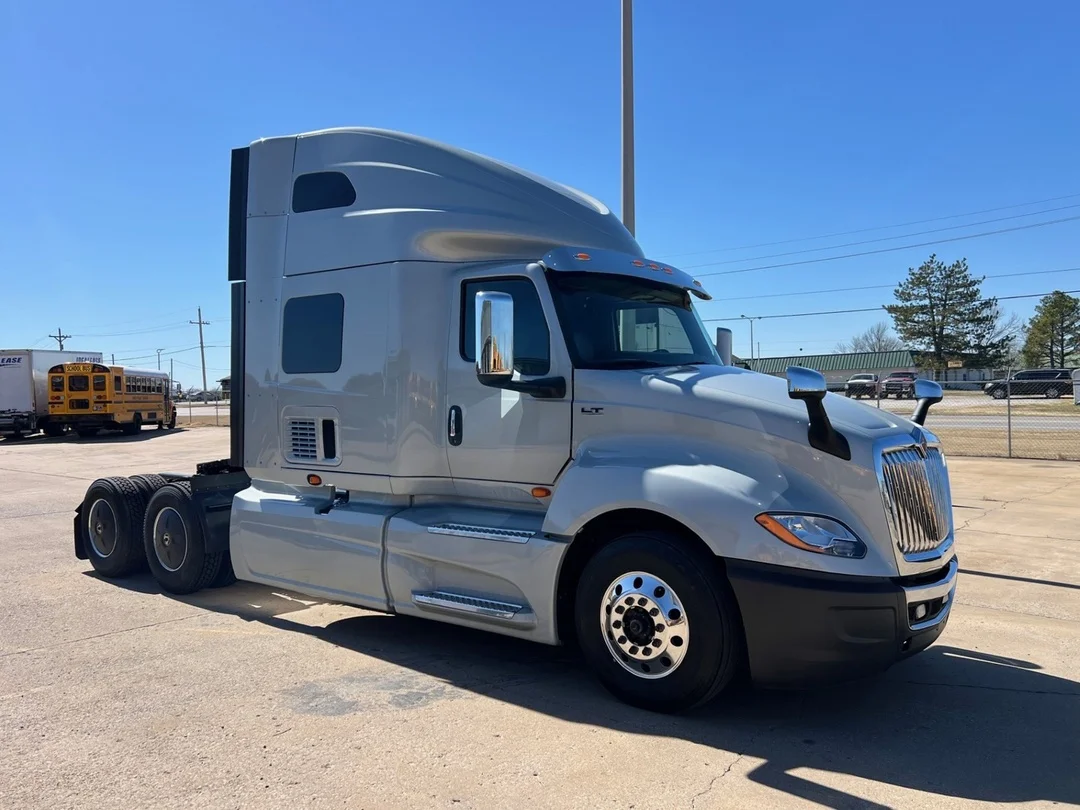 2023 International LT - image 9