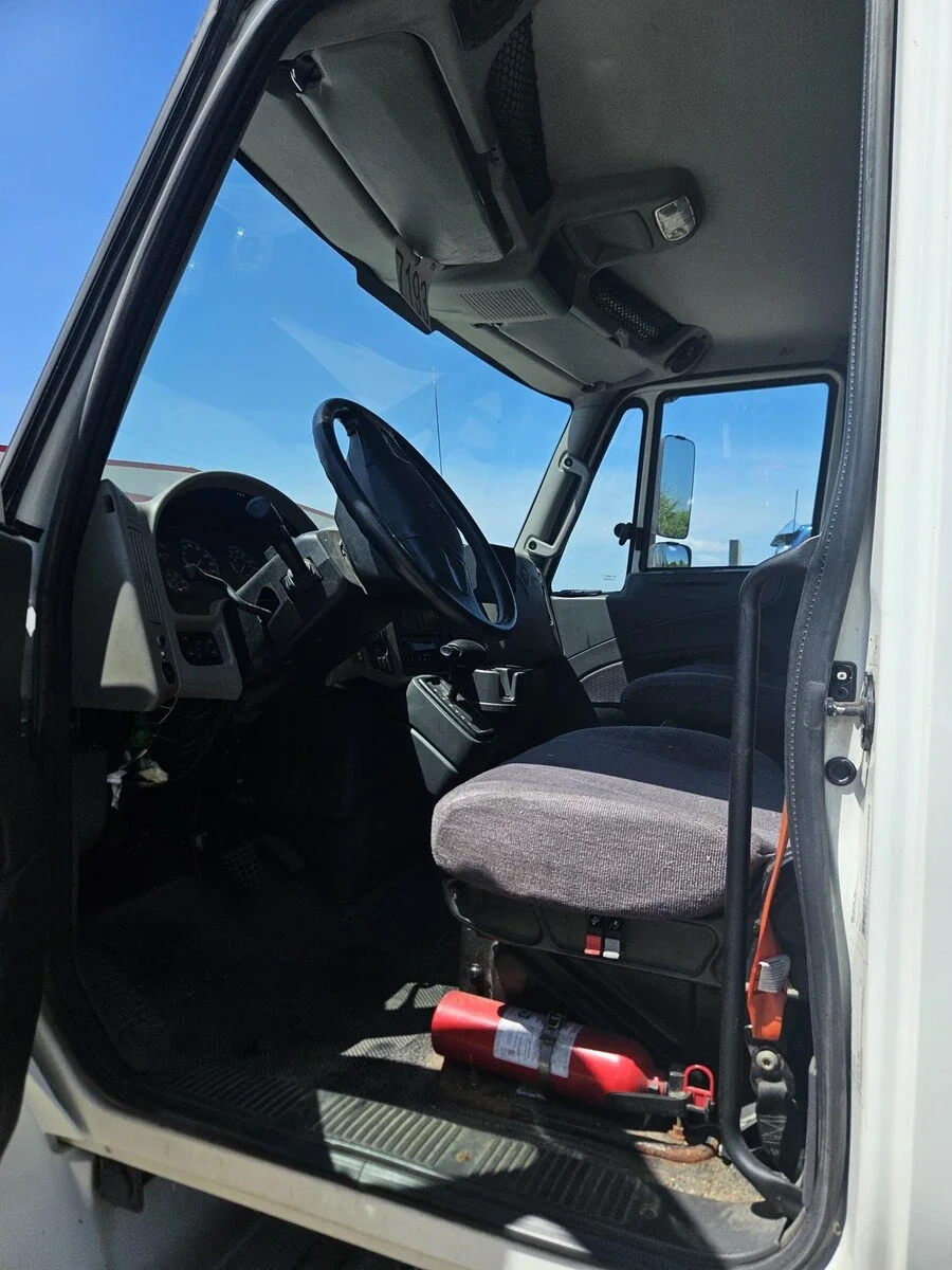 2017 International 4300 in Davenport, IA — photo 9