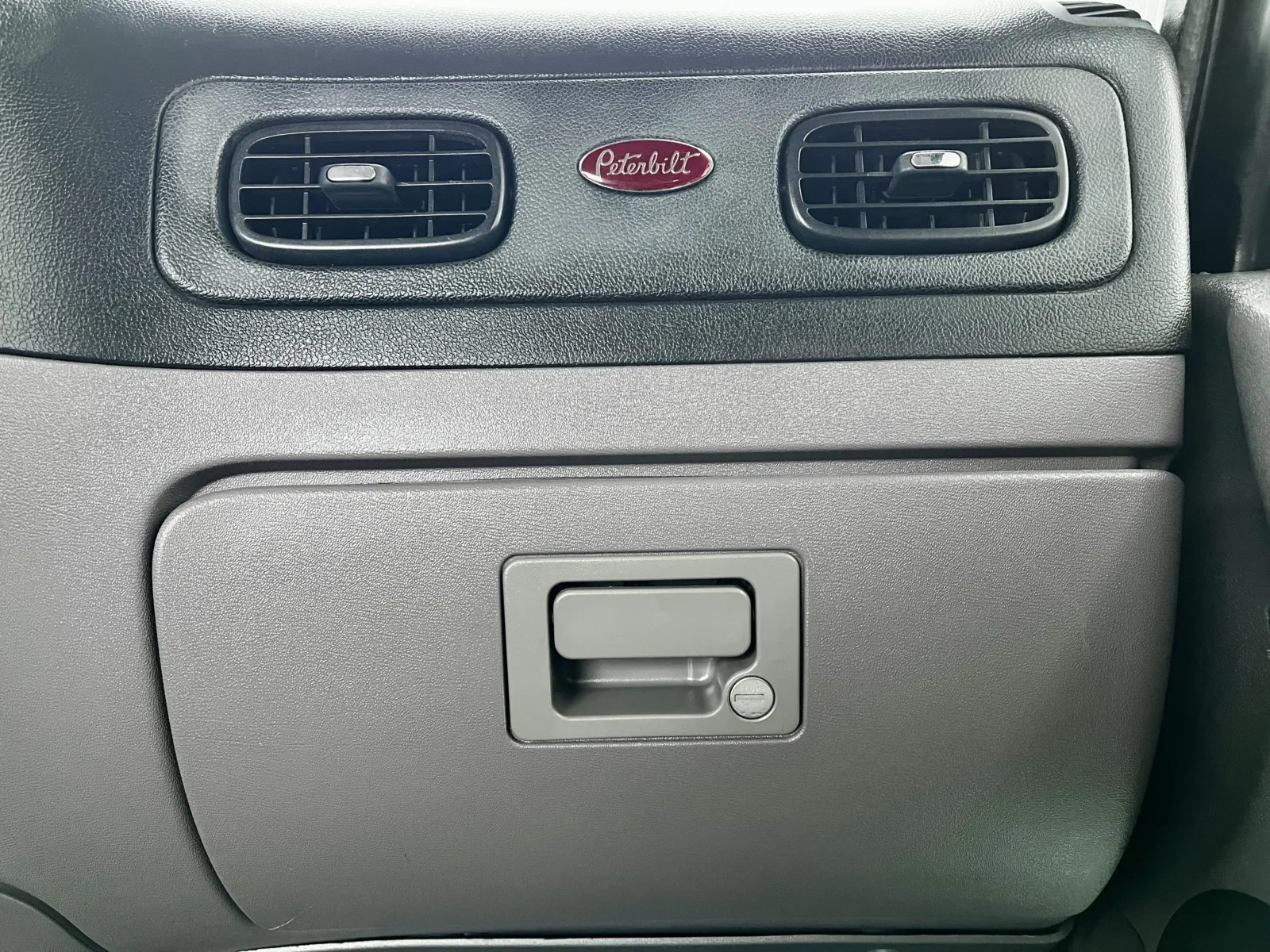 2015 Peterbilt 365 - image 19