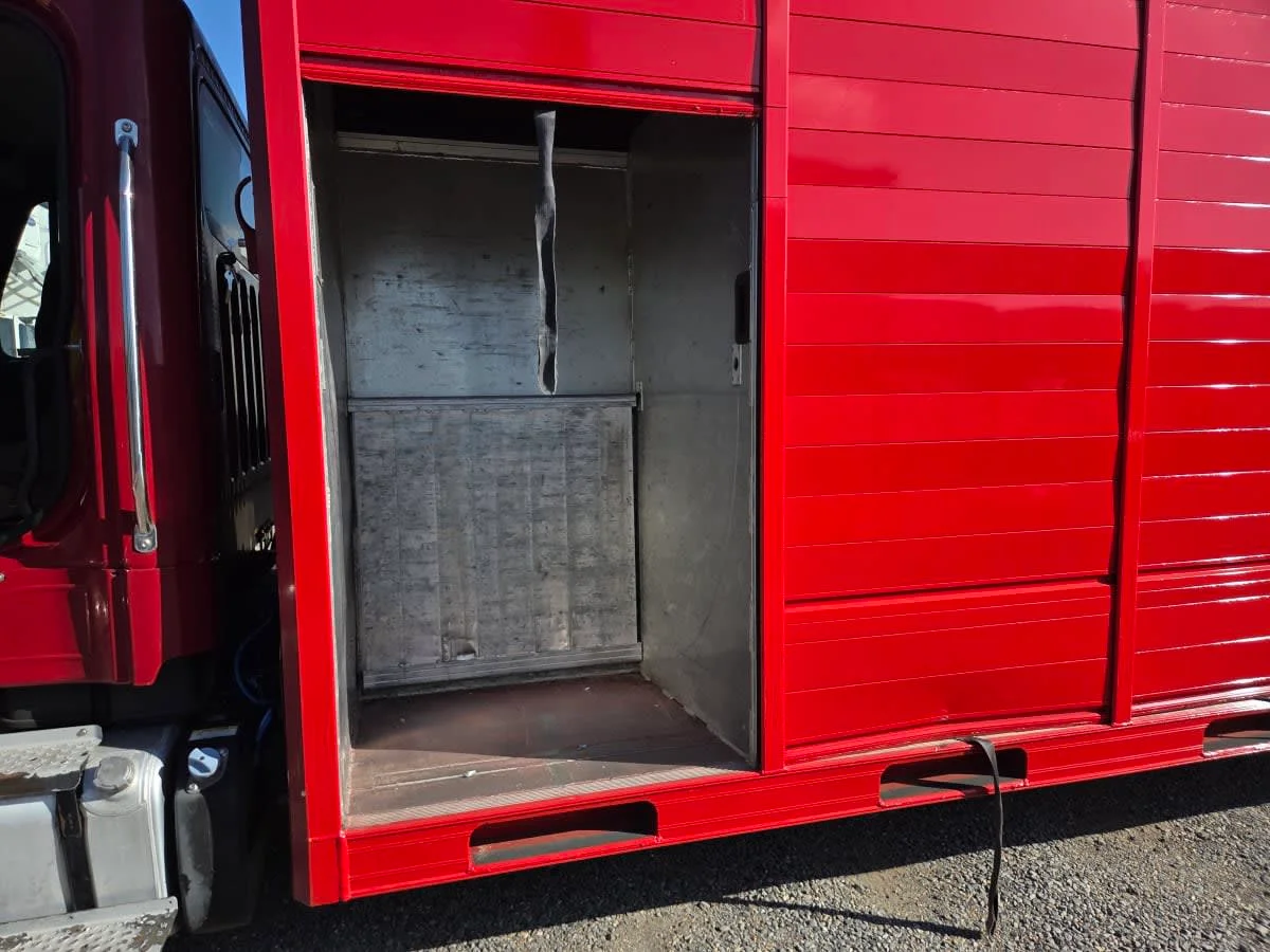 2016 Freightliner M2 106 - image 8