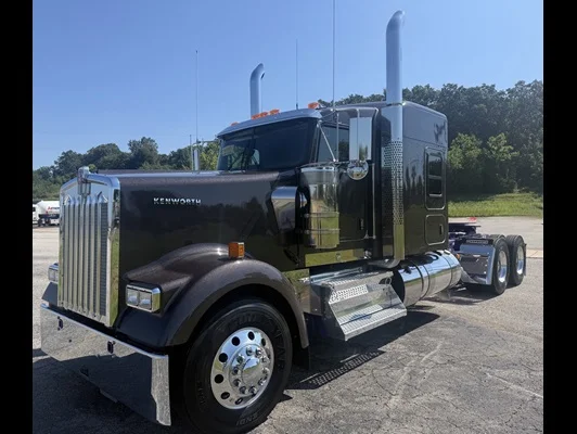 2027 Kenworth W900 in Van Buren, AR — photo 2