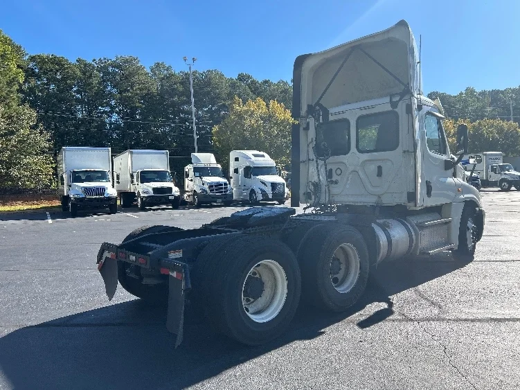 2019 Freightliner Cascadia - image 7