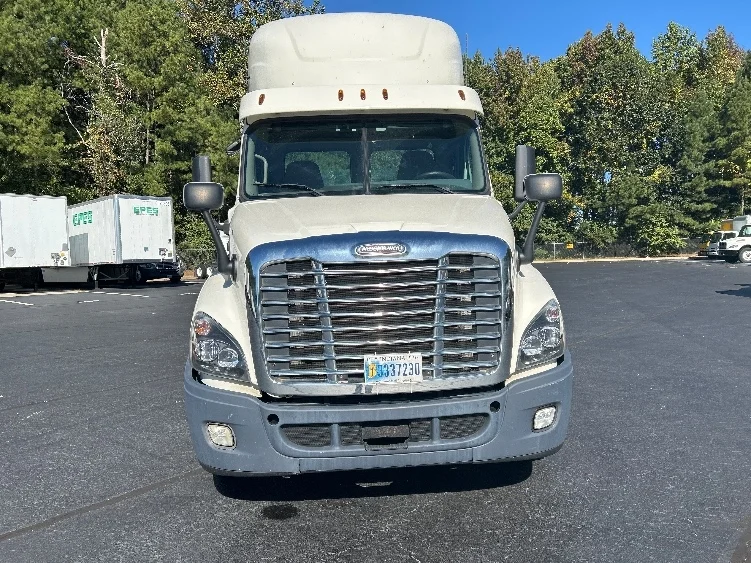 2019 Freightliner Cascadia - image 2