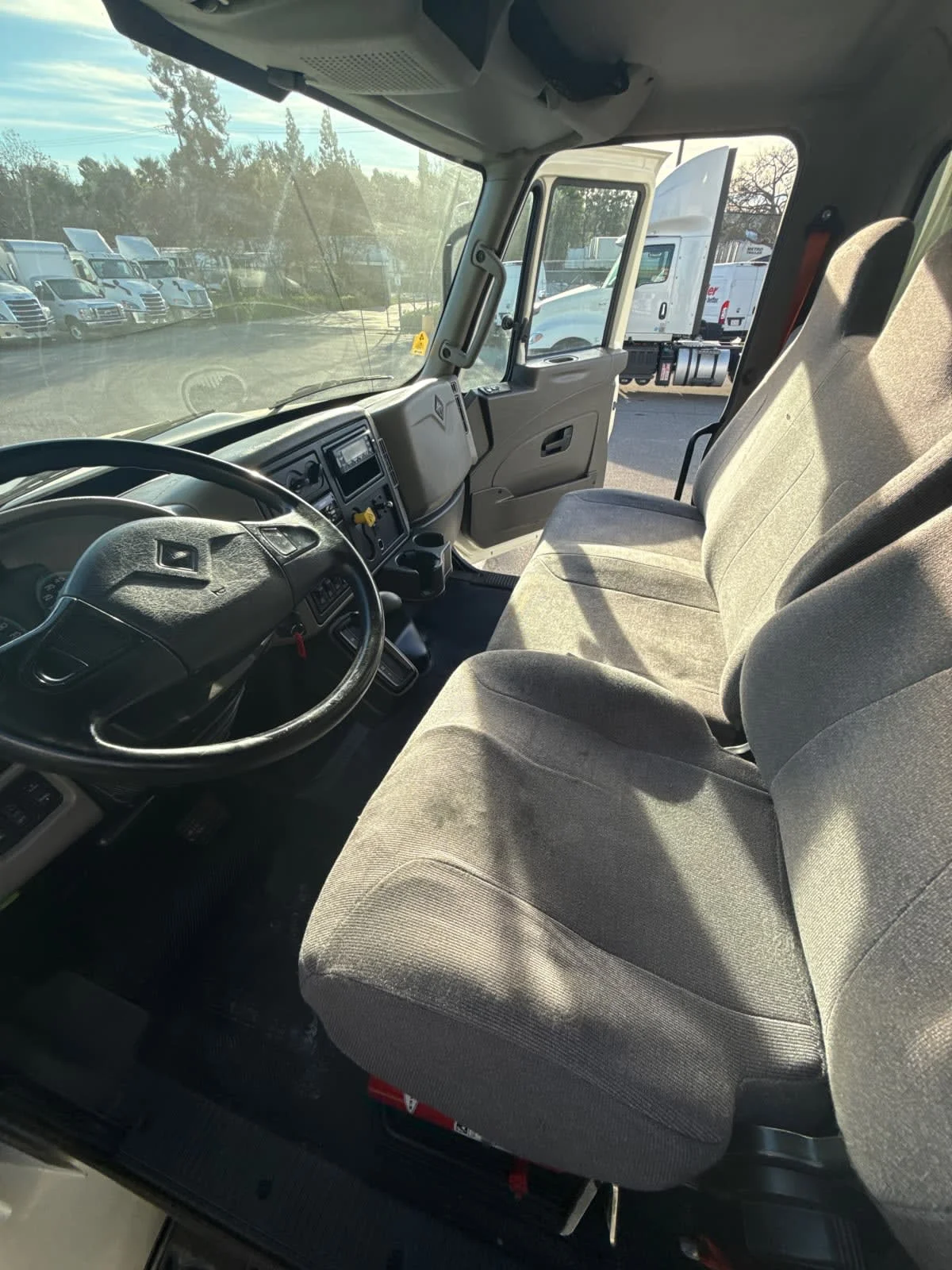 2018 International 4300 - image 8