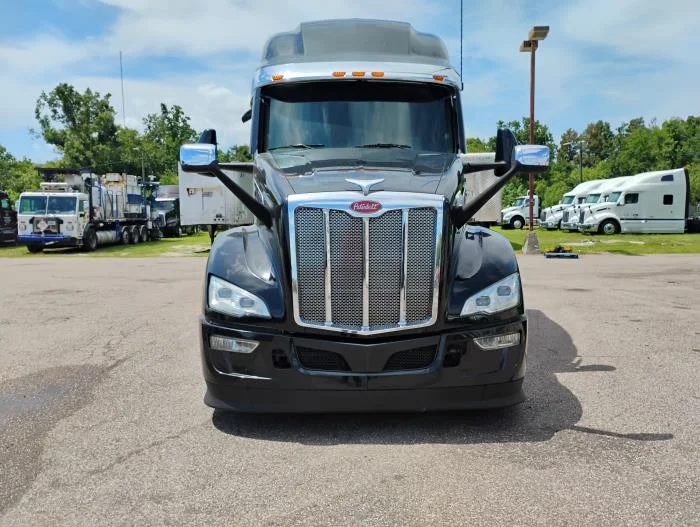 2023 Peterbilt 579 — photo 2