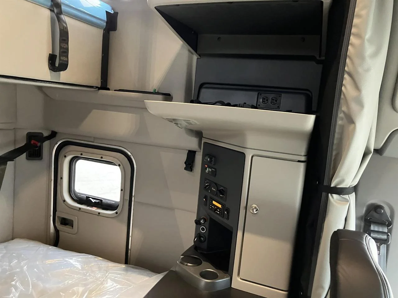 2027 Peterbilt 579 - image 5