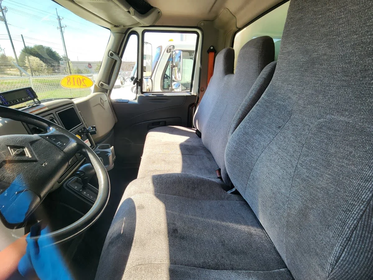 2018 International 4300 - image 8