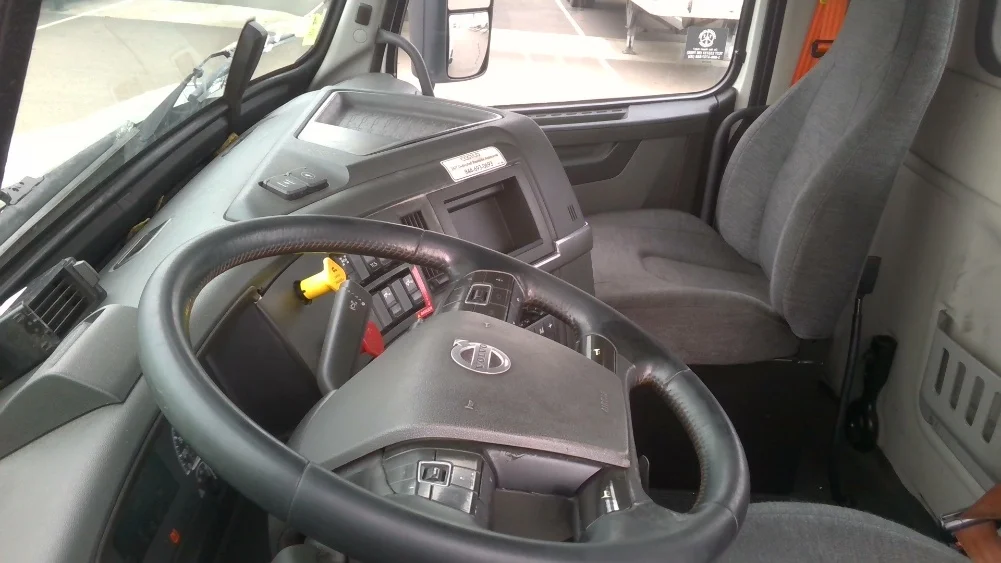 2021 Volvo VNR 640 - image 10