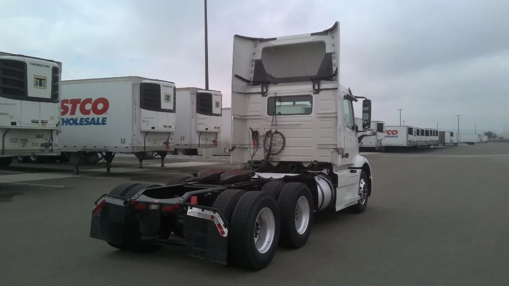 2021 Volvo VNR 640 - image 7