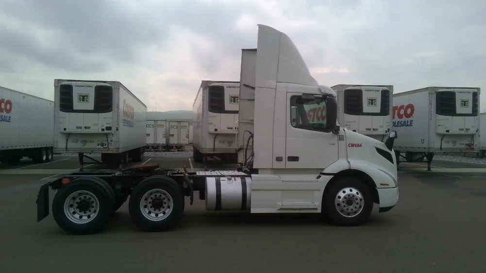 2021 Volvo VNR 640 - image 8