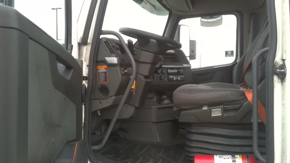 2021 Volvo VNR 640 - image 9