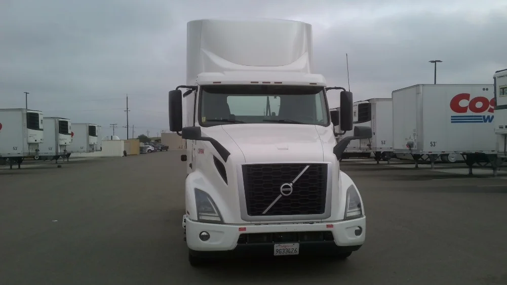 2021 Volvo VNR 640 - image 2
