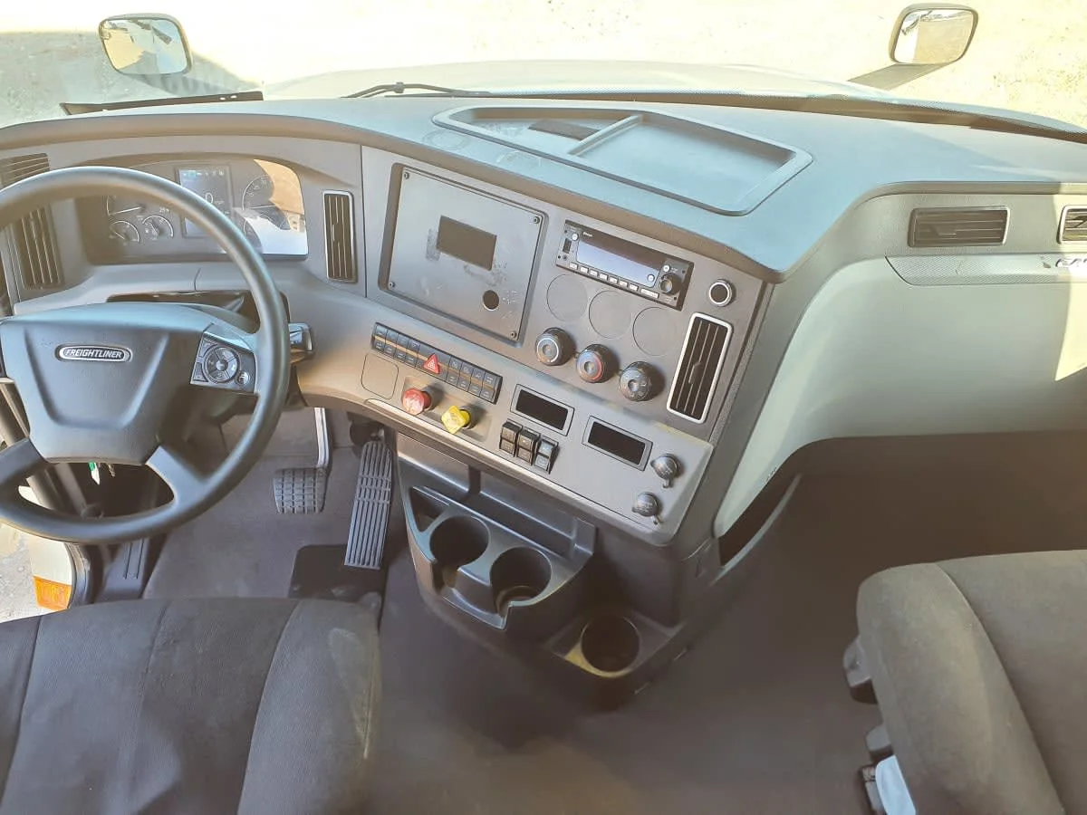 2022 Freightliner Cascadia - image 7