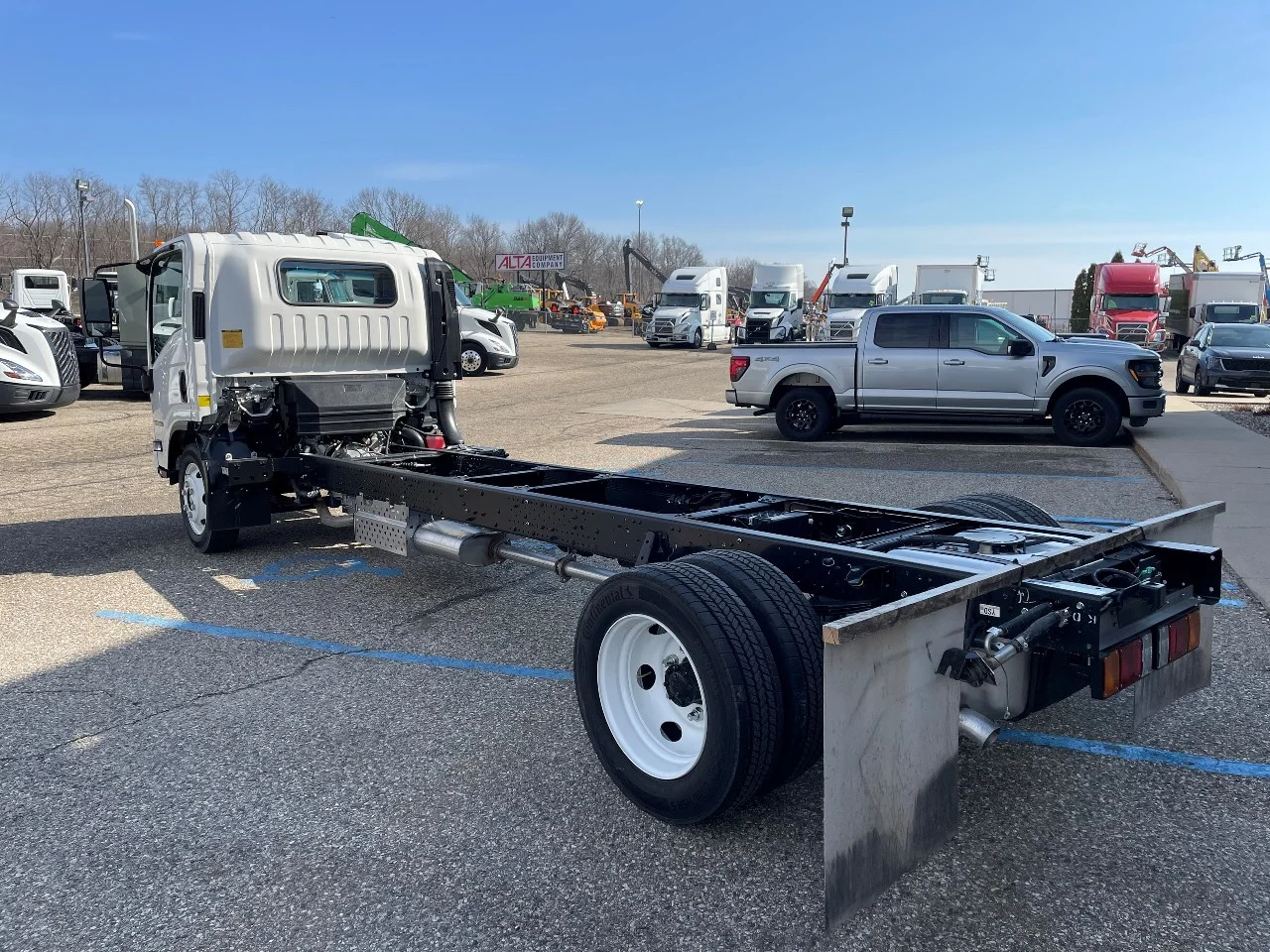2026 Isuzu NRR in Byron Center, MI — photo 4