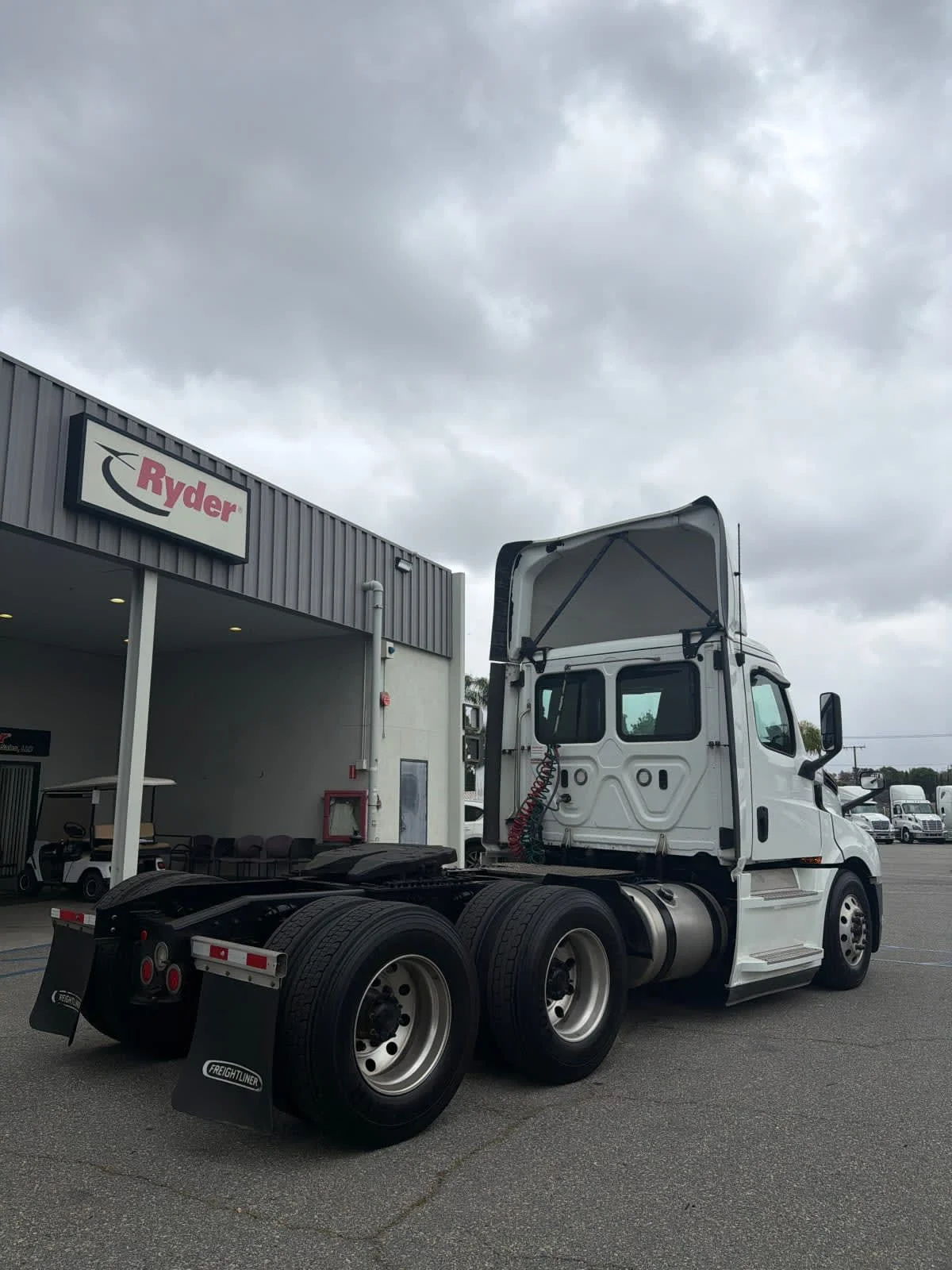 2019 Freightliner Cascadia - image 4