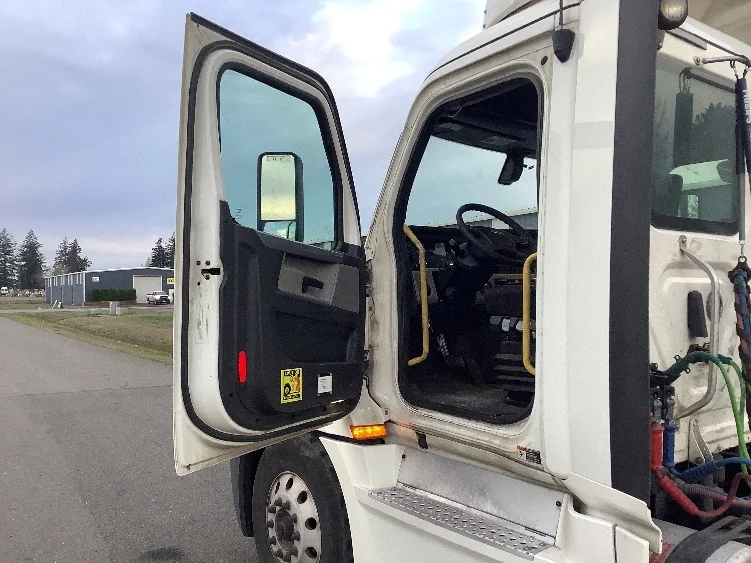 2019 Freightliner Cascadia - image 9